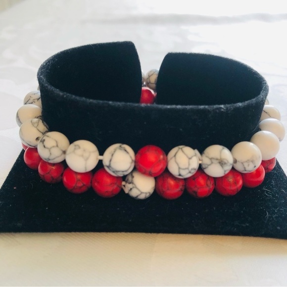 Unisex 2 Stretch Bracelets in red and white with black marbled veins - Picture 2 of 7